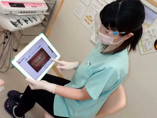 歯に付いている歯垢を染め出して「歯磨き」の確認