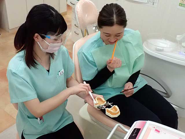 歯に付いている歯垢を染め出して「歯磨き」の確認